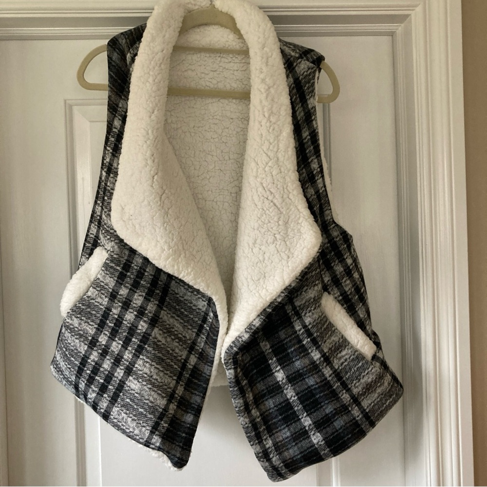 New With Tags Trezo Reversible Faux Shearling Knit Vest Black Grey Plaid Lg/XL